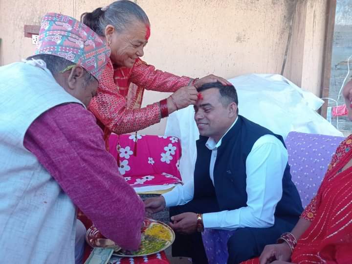बुवा आमा  दाई भाउजूको  को  हातबाट टिका-जमरा ग्रहण गरियो ! साथै भाइ बुहारी सर्मिला,  छोरीहरु आकृति चेतना आस्था र आसा छाेरा संघर्ष सहित संयुक्त परिवारमा हर्सोल्लास साथ  दशैँ मनाइयो  । दिदी भगवती ,भाइ केदार र छाेरा सुयाेग्य लाई मिस गरियो ।