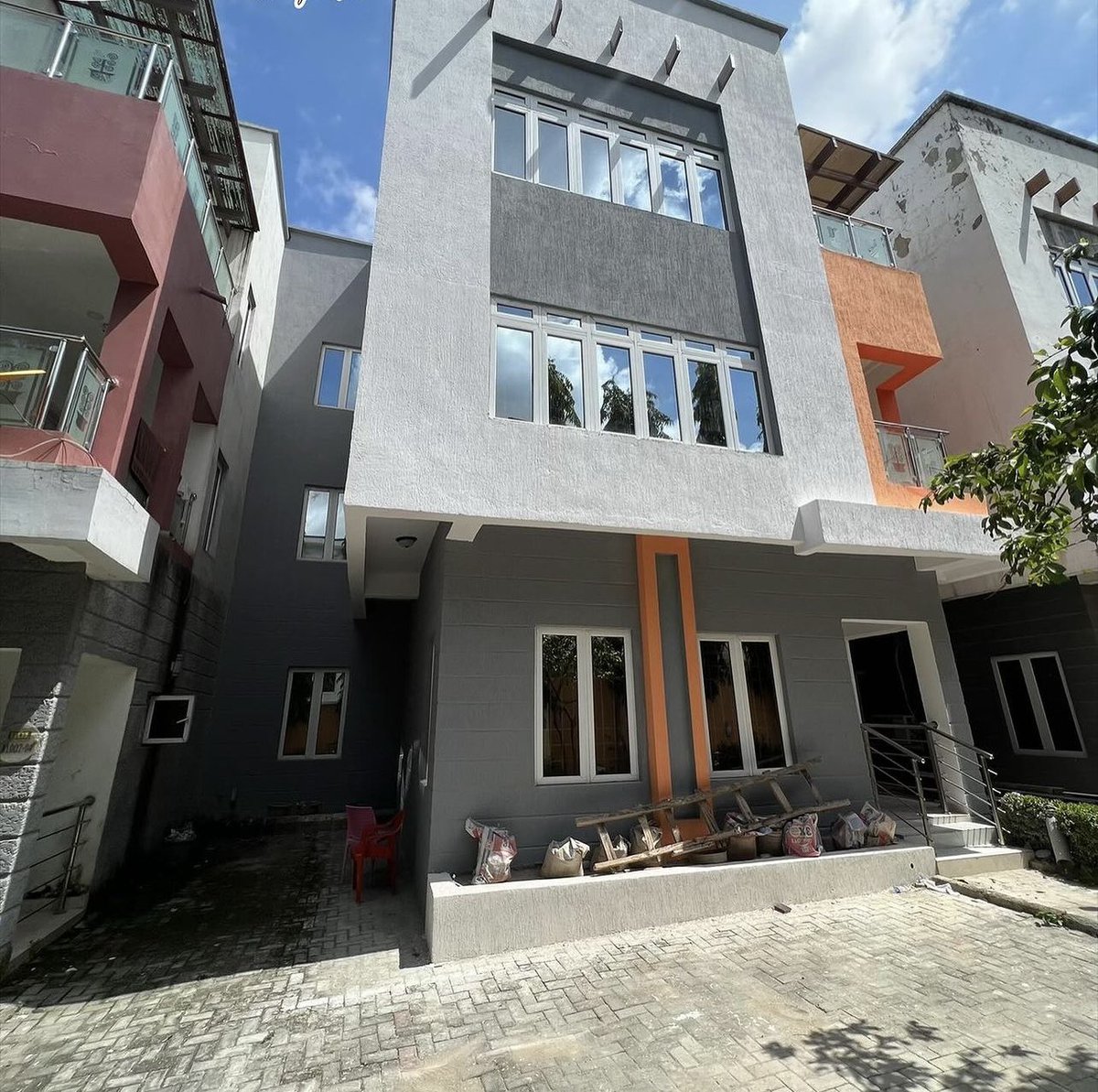buildglobal_ng's tweet photo. For Sale | Guzape Listing‼️

4 Beds | Guzape | ₦140,000,000

This is a solidly built 4 Bedroom Terrace Duplex with 2 Living Spaces and a BQ . It seats in a Family Friendly Community with good infrastructure.

Price Guide: ₦140,000,000

📍Location: Guzape, Abuja.
📞08131803474 https://t.co/0VmA3Dz5mV
