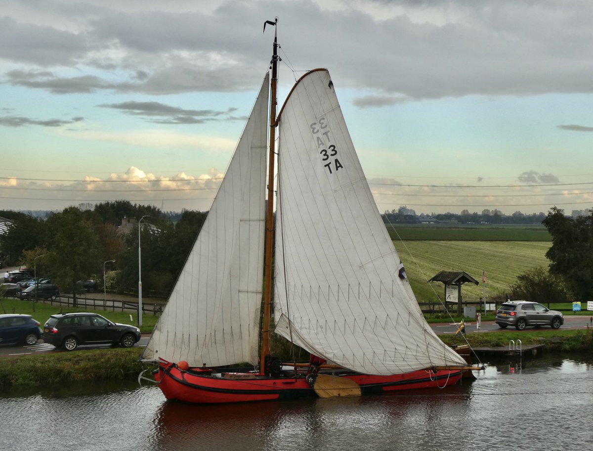 De Nynke en de Jonge Durk, vrije klasse en de laatste skûtsje in de lichte klasse varen al een tijdje gezellig samen op in de <a href="/Strontrace/">Strontrace</a> als ik op de scanner de oproepen naar de bruggen zo hoorde, nu het op de weg weer drukker wordt zullen ze wat vaker moeten wachten op opening.