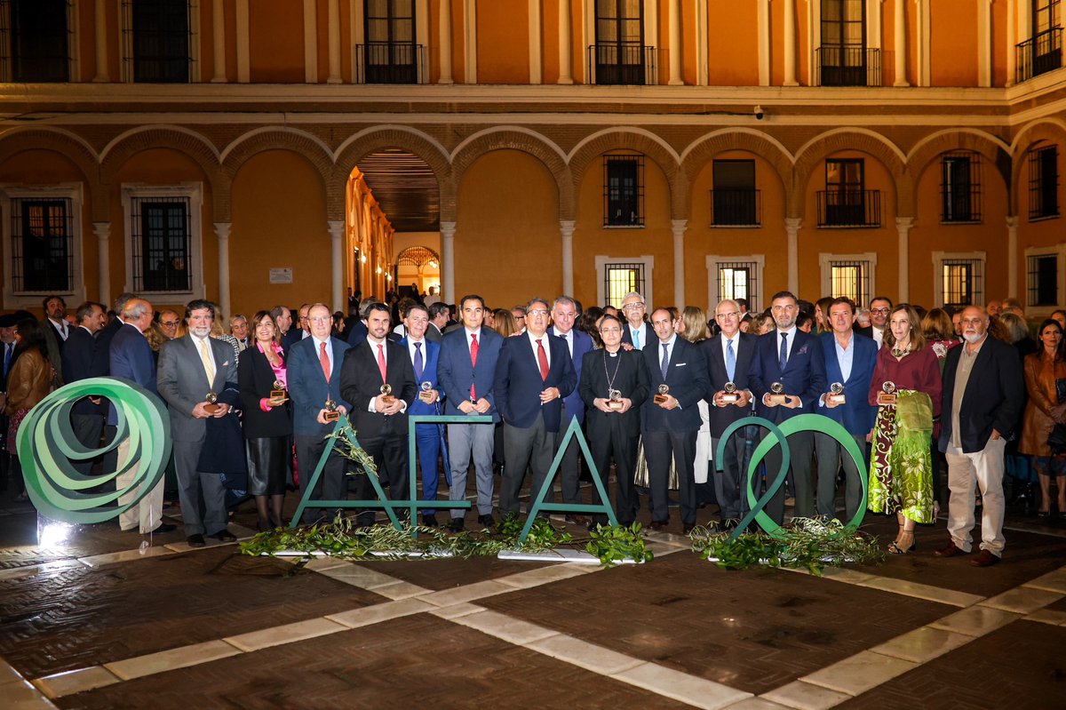 FundacionJMLara's tweet photo. 🏆Ayer se reconoció a la #FJML por ser una de las 21 Fundaciones que hicieron posible el nacimiento de @afandaluzas, reconocimiento que recogió Pablo Morillo, director general de #FJML, en la Gala #20AniversarioAFA.
Enhorabuena por 2 décadas de compromiso con el #tercersector.👏 https://t.co/0N1cVuSoC8