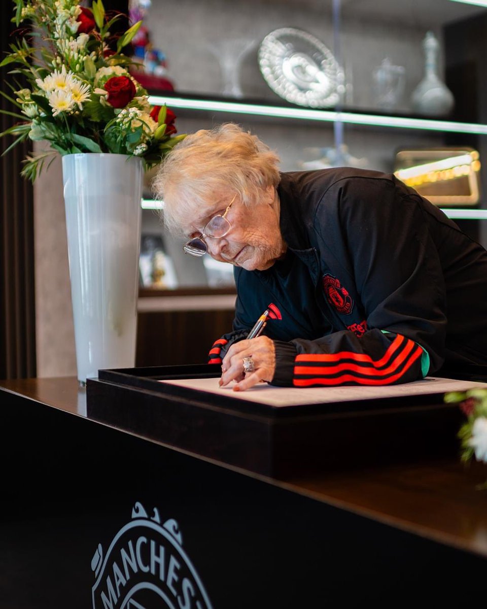 Lady Kath signing Sir Bobby's condolence book.

This photo! ❤️😪