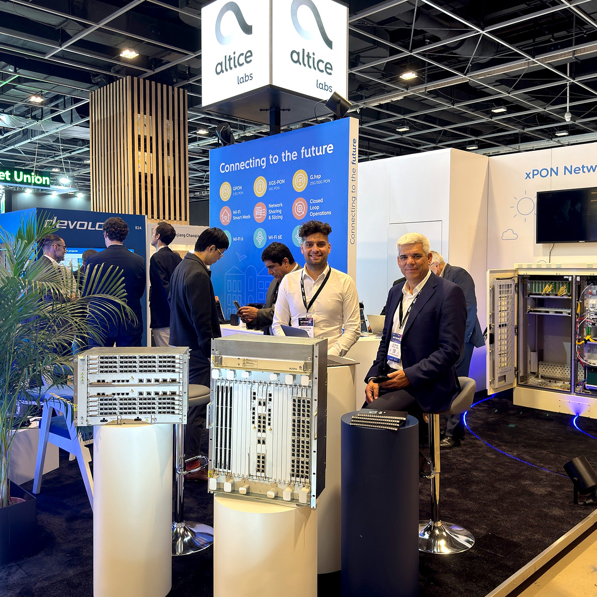altice_labs's tweet photo. Day one at Network X!
Our team is ready to welcome you at booth B28 to showcase our latest innovative products and solutions.
If you are visiting Network X, please stop by and meet us.
#AlticeLabs #NetworkX #BBWF #BroadbandWorldForum #Paris #Connectivity https://t.co/0W4rBAqTZt
