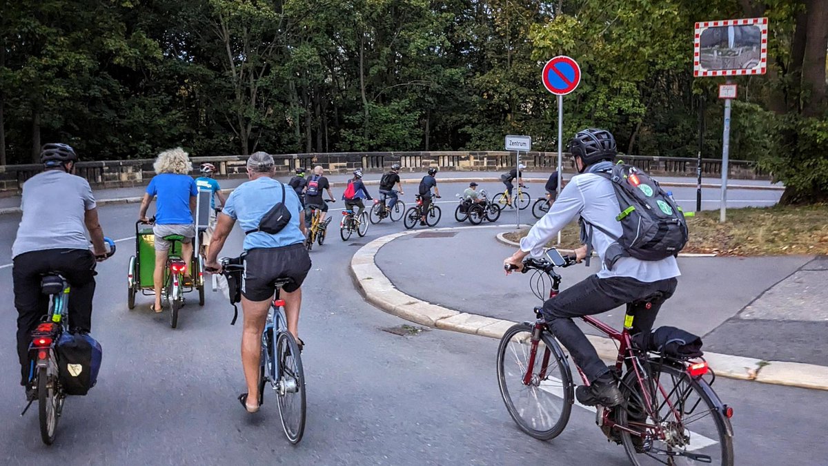 ❌️Achtung Fahrrad-Chemnitz❌️ Aller guten Dinge sind drei! Die Critical Mass in Chemnitz geht weiter! 🚴‍♀️🚴🚴‍♂️ 

🗓 Freitag, 27.10.23
🕕 18 Uhr
📍Bahnhofsvorplatz 

🚴‍♂️Radeln für mehr Sichtbarkeit des vielfältigen Radverkehrs in Chemnitz. 

❓Wer ist mit dabei❓