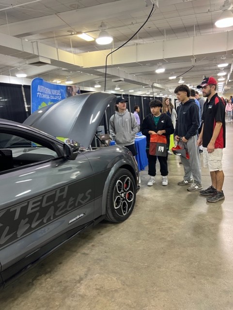 FortHaysTechNC's tweet photo. It's a packed house! The ESSDACK Career Planning Expo is happening today and tomorrow at the KS State Fairgrounds in Hutchinson, KS. Check out the NCK Tech interactive booths! #NCKTech #ESSDACKCareerPlanningExpo https://t.co/4D93bg6bsd
