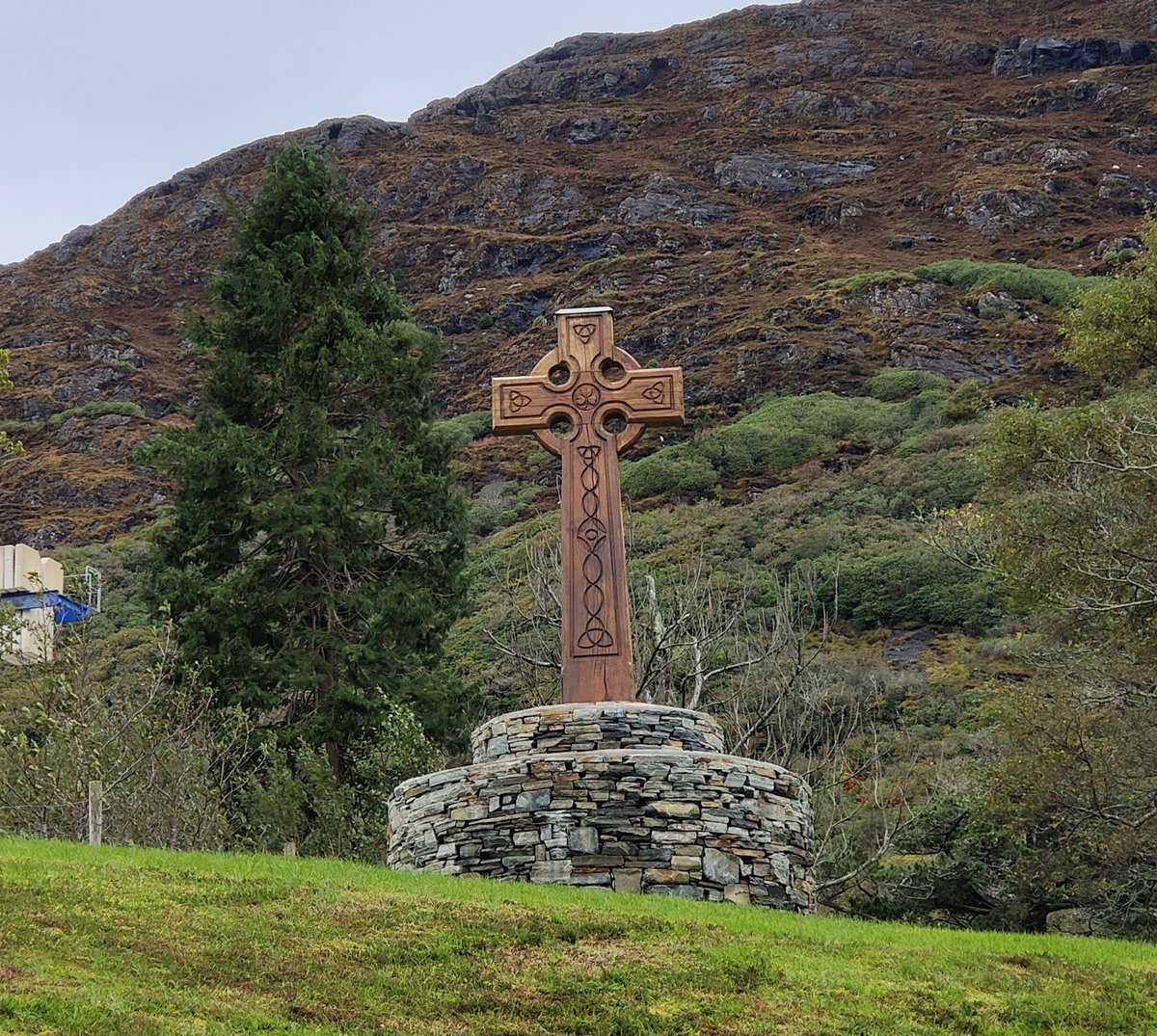 nthntour18's tweet photo. Here are four of the five SOSCalvaires Crosses visited across Ireland these last ten days.
Missing is the Cross at Croagh Patrick, kept within the chapel at the summit.
#croix #pilgrimage #soscalvaires #fivecrosses https://t.co/8lNBRSOZ0t
