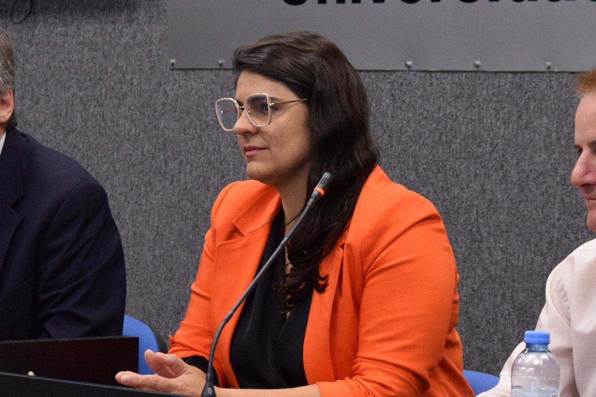 🗨️Anabel Cisneros, presidenta de @isoc_ar, sostuvo: 'Hoy hablaremos de #InteligenciaArtificial, su desarrollo, los riesgos y su regulación; sobre el nuevo espacio, los nuevos sistemas #satelitales; y sobre la #ciberseguridad, la seguridad de los datos'.