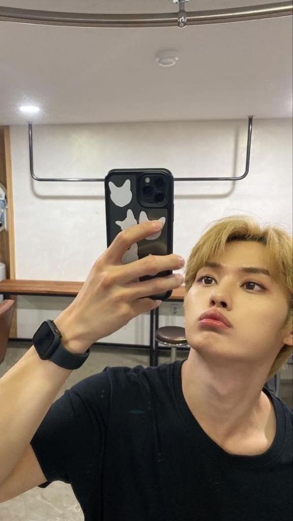 selamat ulang taun untuk rp lino hyung! 
yeee makan makan

@minhowz <a href="/linovskz/">aino</a> <a href="/leeknowvz/">lino</a> @lixknou <a href="/Leeknyaw/">َ</a> <a href="/leeknownc/">.</a>  @Ieeminyo <a href="/minholev/">Linooo.</a> @m5inho <a href="/sk8ppunk/">Lee Minho</a>