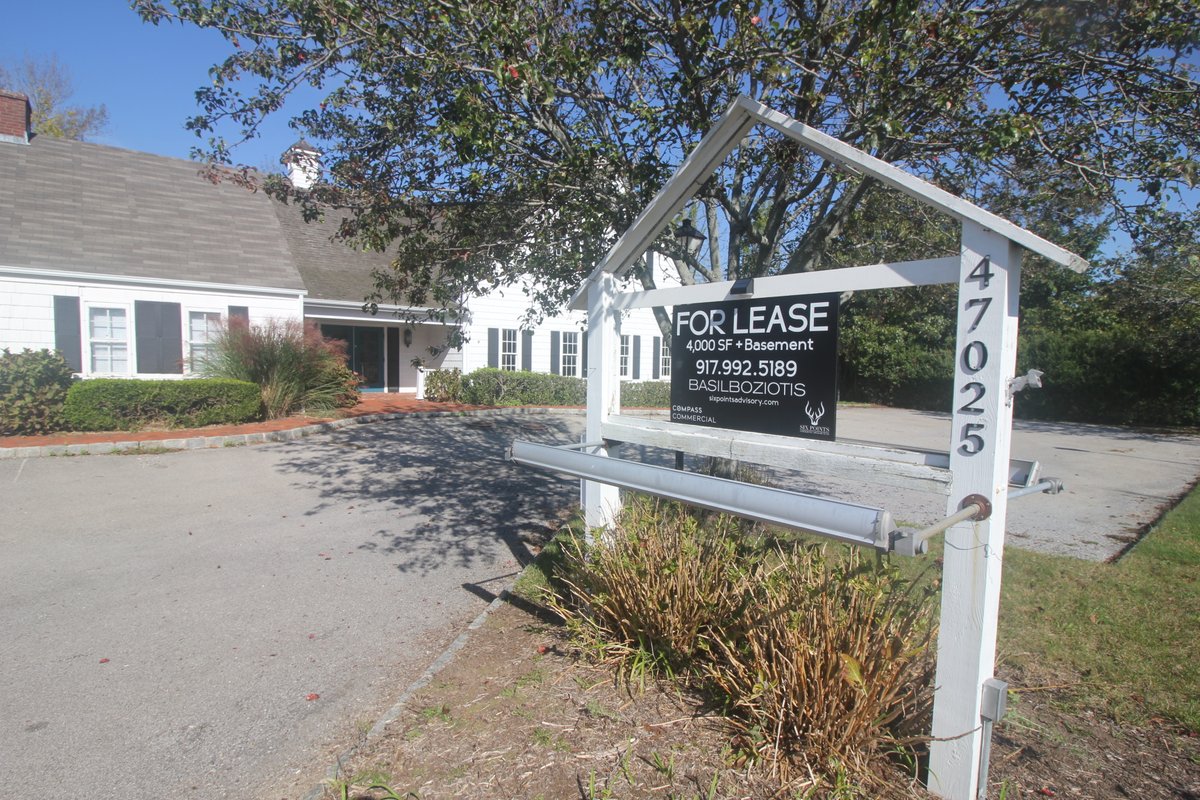 Boziotis's tweet photo. North Fork Commercial space for rent with over 4,000'  Turn this 3 main road listing in Southold into your NOFO business.  #ASKBasil #nofo #northfork #commercialrealestate #RENT #compass #Basil #southold @northforker1 @COMPASS_CRE @Compass @compassCRELi 

https://t.co/Dw0P9FWNN3 https://t.co/NeiKkNgYDM