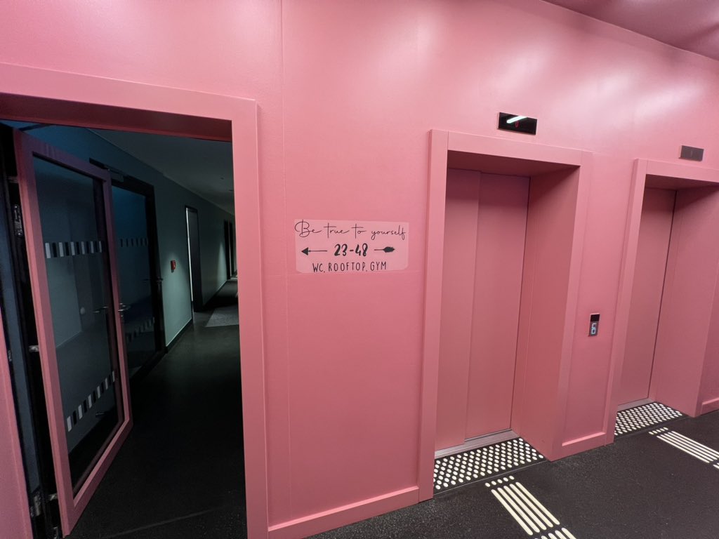 日本の皆さんから
「どこでもドアだ！！」
と大人気である

#どこでもドア #ドラえもん 
#ケルン🇩🇪 #海外旅 #fancyhotel
