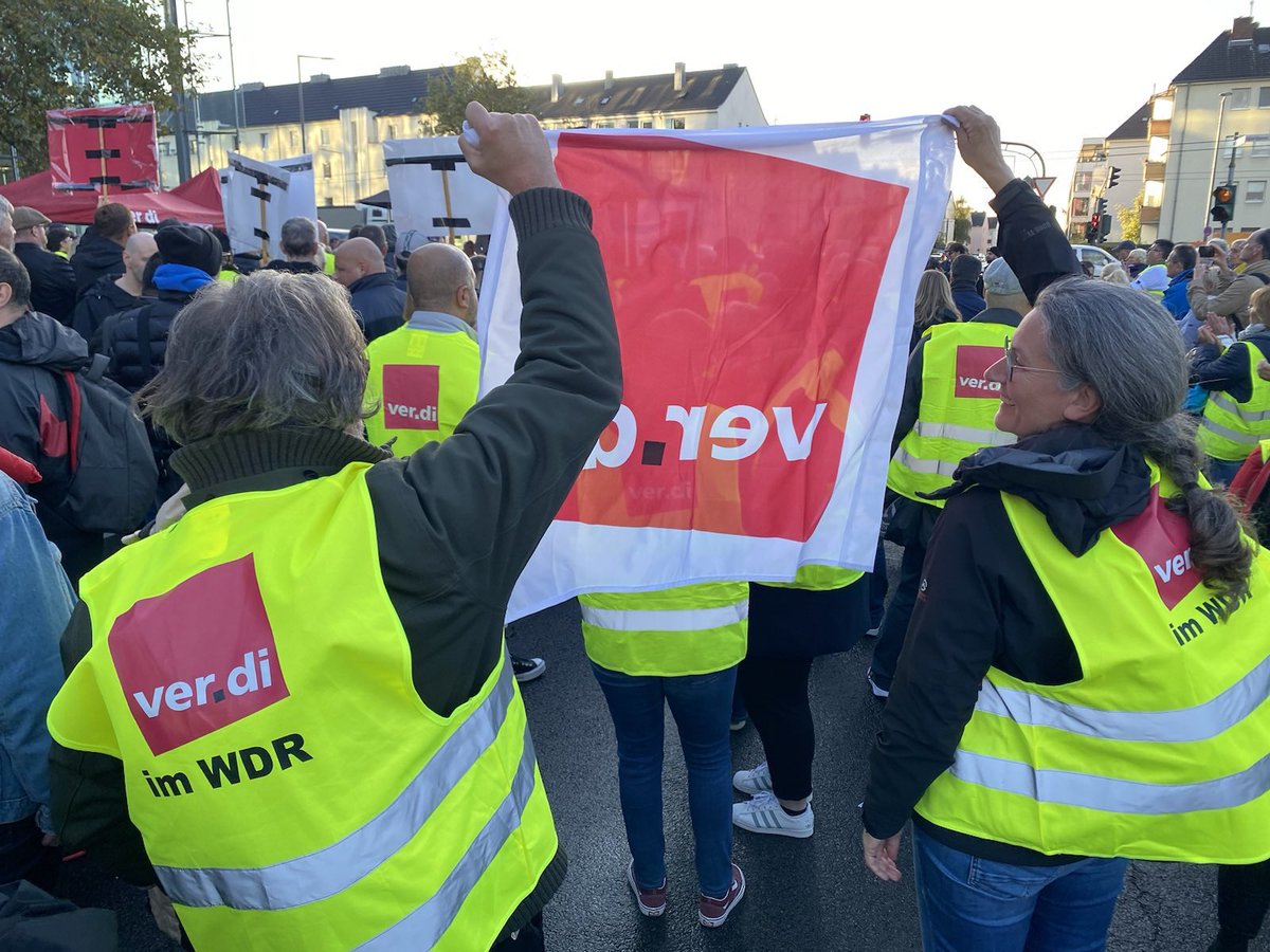 #Massenentlassung #DuMont Wir zeigen uns solidarisch mit den betroffenen Kolleg:innen von DuMont Druck ✊