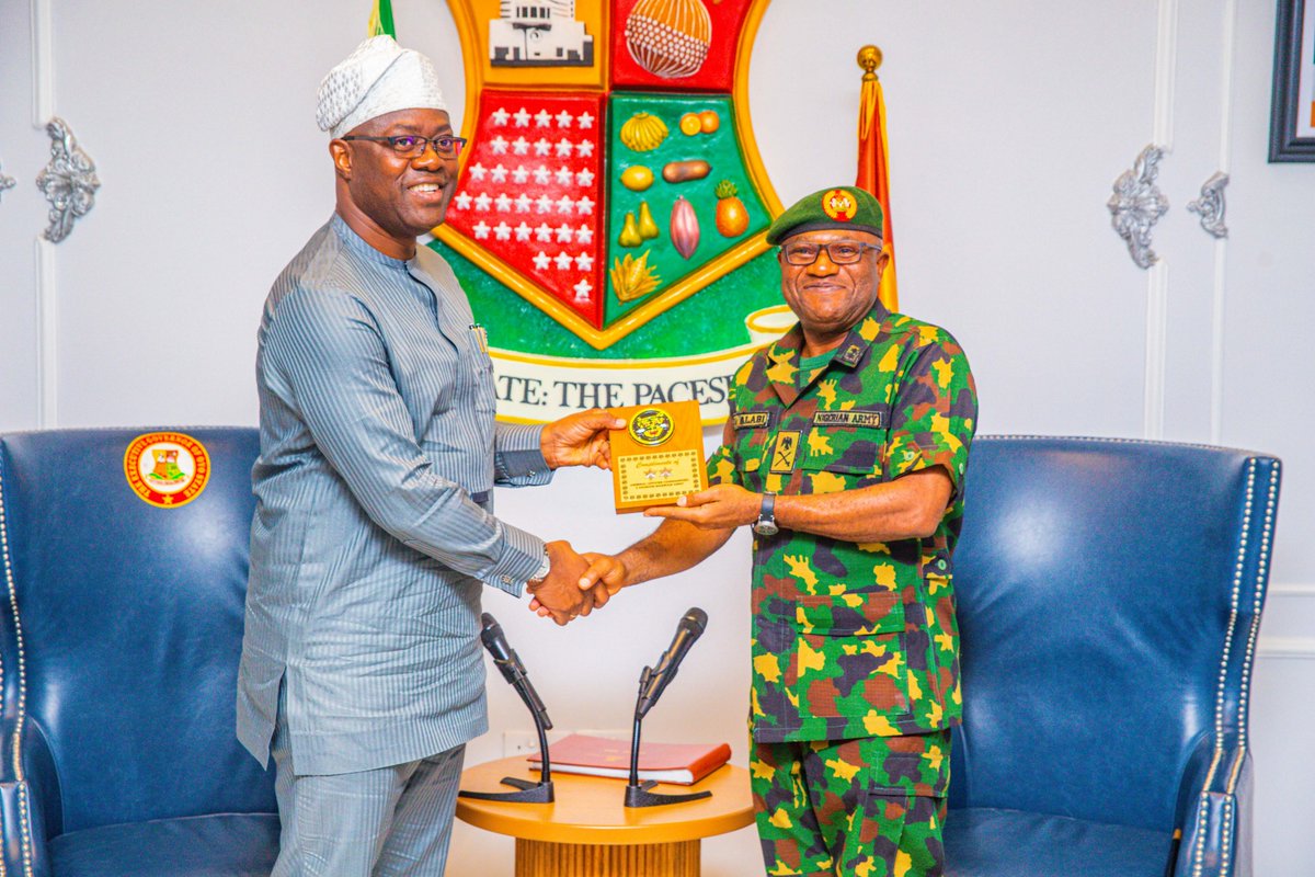 seyimakinde's tweet photo. Yesterday, we received the new General Officer Commanding, 2 Division Nigerian Army, Major General Bamidele A. Alabi and his entourage, on a courtesy visit. The visit gave me another opportunity to thank the men and officers of the army for their role in securing our dear State. https://t.co/kc0JjUdmBw