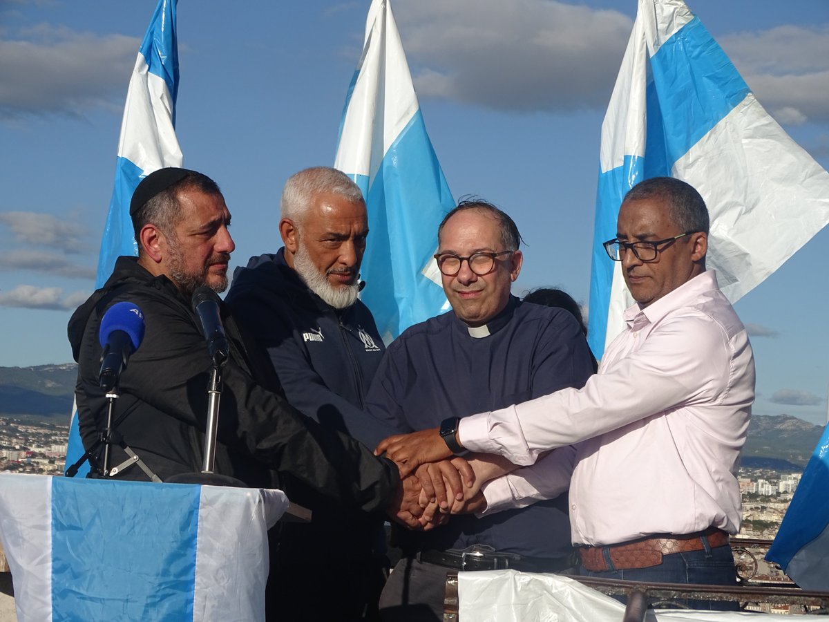 YvesSouben's tweet image. Unis au pied de la Bonne Mère de #Marseille, les représentants des trois religions du livre lancent un appel pour la paix en Israël et Palestine, sous l'égide des supporters de l'#OM.

"La voie de paix passe nécessairement par le dialogue, le respect, la tolérance."