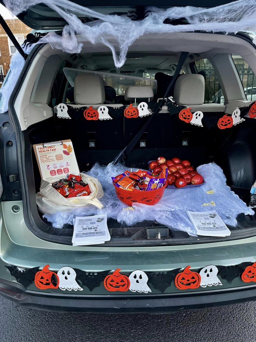 🎃👻🍫Our team had a wonderfully spooky Friday night at <a href="/AlderwomanCruz/">Alderwoman Cruz</a>'s Trunk-or-Treat in Portage Park, passing out candy, seeing all the creative costumes, and talking to neighbors about our upcoming Fall Family Health Fest!
