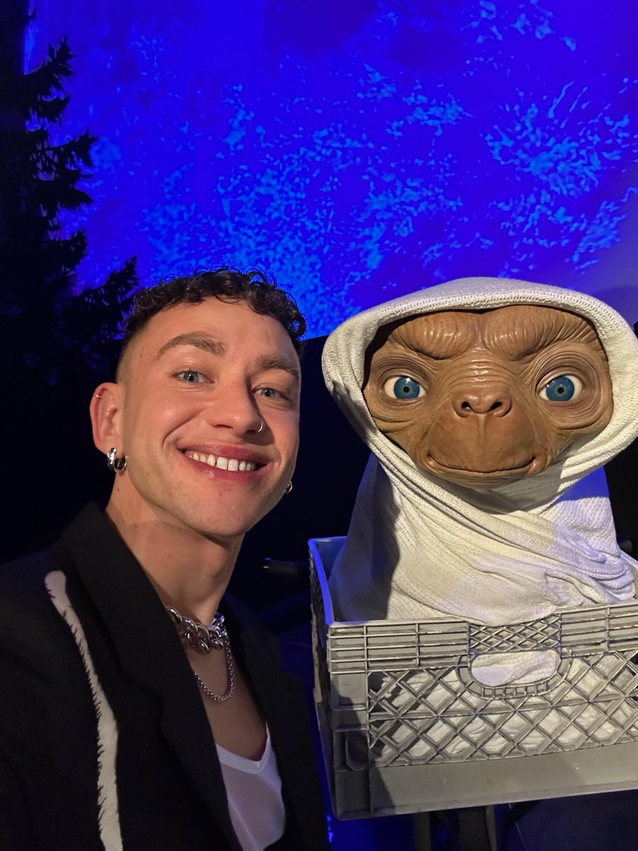 alexander_olly's tweet image. still really can’t believe this is real…. ! my lil figure in @MadameTussauds 😻🤭😭 it’s a magical place because where else can you hang out with both Dame Judi Dench and ET?? i’ve seen a few people taking pics with my figure already which is extremely cute thank you so much!!💖