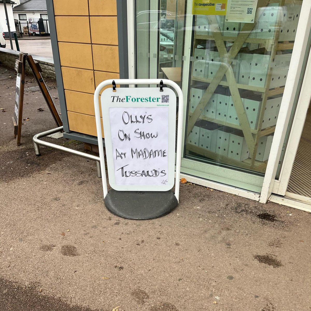 alexander_olly's tweet image. still really can’t believe this is real…. ! my lil figure in @MadameTussauds 😻🤭😭 it’s a magical place because where else can you hang out with both Dame Judi Dench and ET?? i’ve seen a few people taking pics with my figure already which is extremely cute thank you so much!!💖