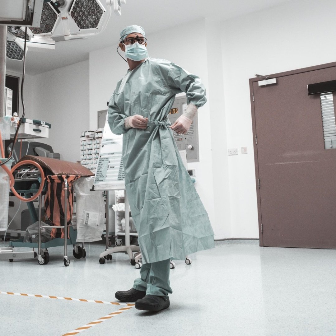 Surgeons at St Bartholomew’s Hospital have used a robot to operate on a beating heart for the very first time at Barts Heart Centre 🫀 Find out more: orlo.uk/Qh6bp