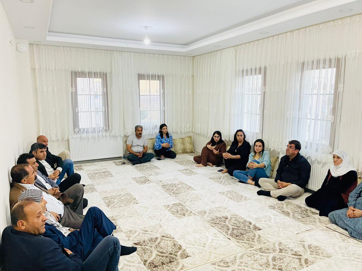 demsirnak's tweet photo. Milletvekilimiz Newroz uysal ,il ve ilçe yönetimimiz ile İdil İlçemizde hukuksuz bir şekilde tutuklanan arkadaşlarımızın ailelerini ziyaret ettik.Bu hukuksuzluk böyle devam etmecektir. https://t.co/fyjLuQKvrT