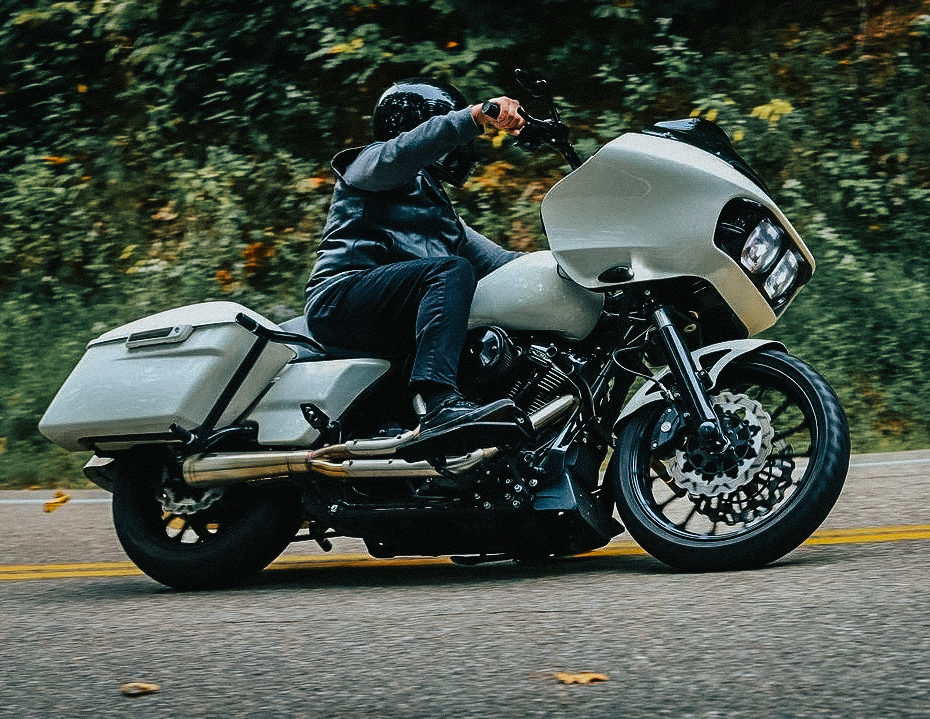 LET. HER. EAT. 🥵

Shoutout to @roycowboy89 for the sick shot of him ripping is Road Glide on the Tail of the Dragon 🐉