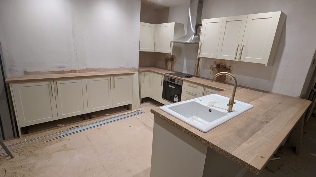Our latest kitchen being installed in one of our rental refurb projects 
#howdenskitchen #kitchen #joinery #refurb #project #buytolet #investors #landlords #buildteam #hintonpayne 

hintonpayne.com