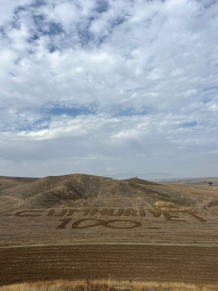 Amasya'da bir çiftçi, tarlasına "Cumhuriyet 1∞" yazdı.