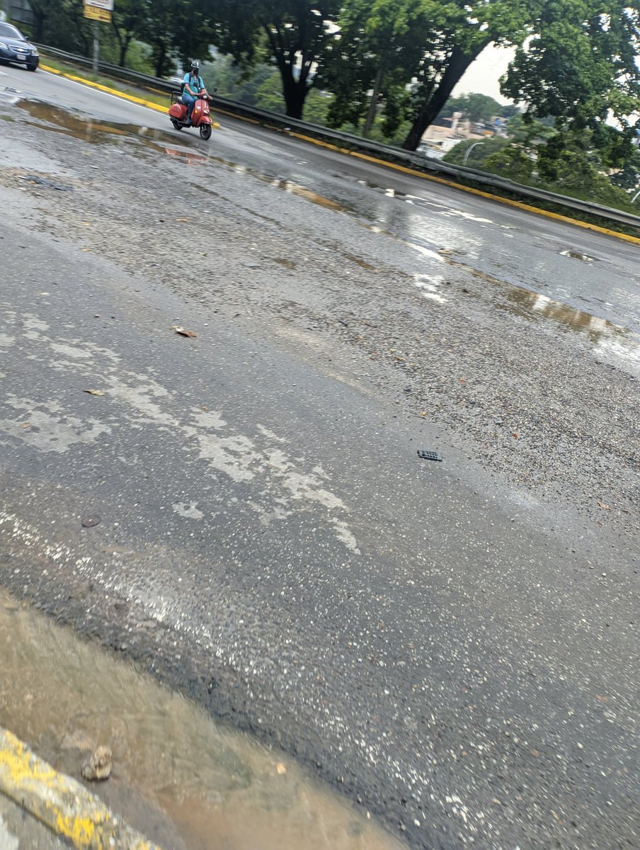 keiderbernal241's tweet photo. Hace unas semanas la @lAlcaldiasucre se comprometió a recuperar la vialidad de la Av. Rio de Janeiro a la altura de las Brisas de #Petare, pero vean... Este es el trabajo de un gobierno municipal que tiene 6 años en el poder. Ya basta de excusas Sr. Alcalde @JoseVicenteRan https://t.co/YLcSCEIAWH