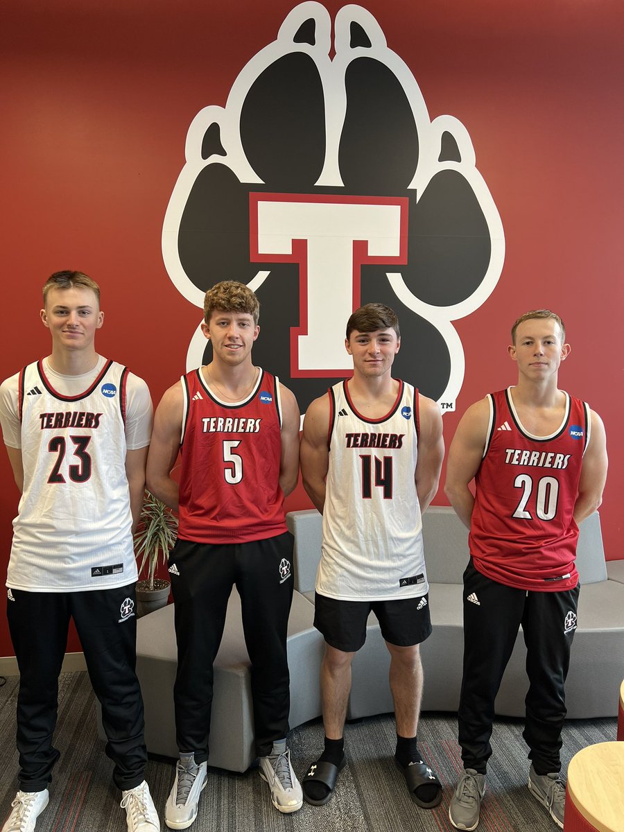 “Great captains cultivate a culture of excellence.”

Our 2023-2024 Men’s Basketball Team Captains:

Luke Gabloff 
James Phelan 
Parker Desjardins 
Jacob Bouchard 

#DAWGS #WeAreThomas