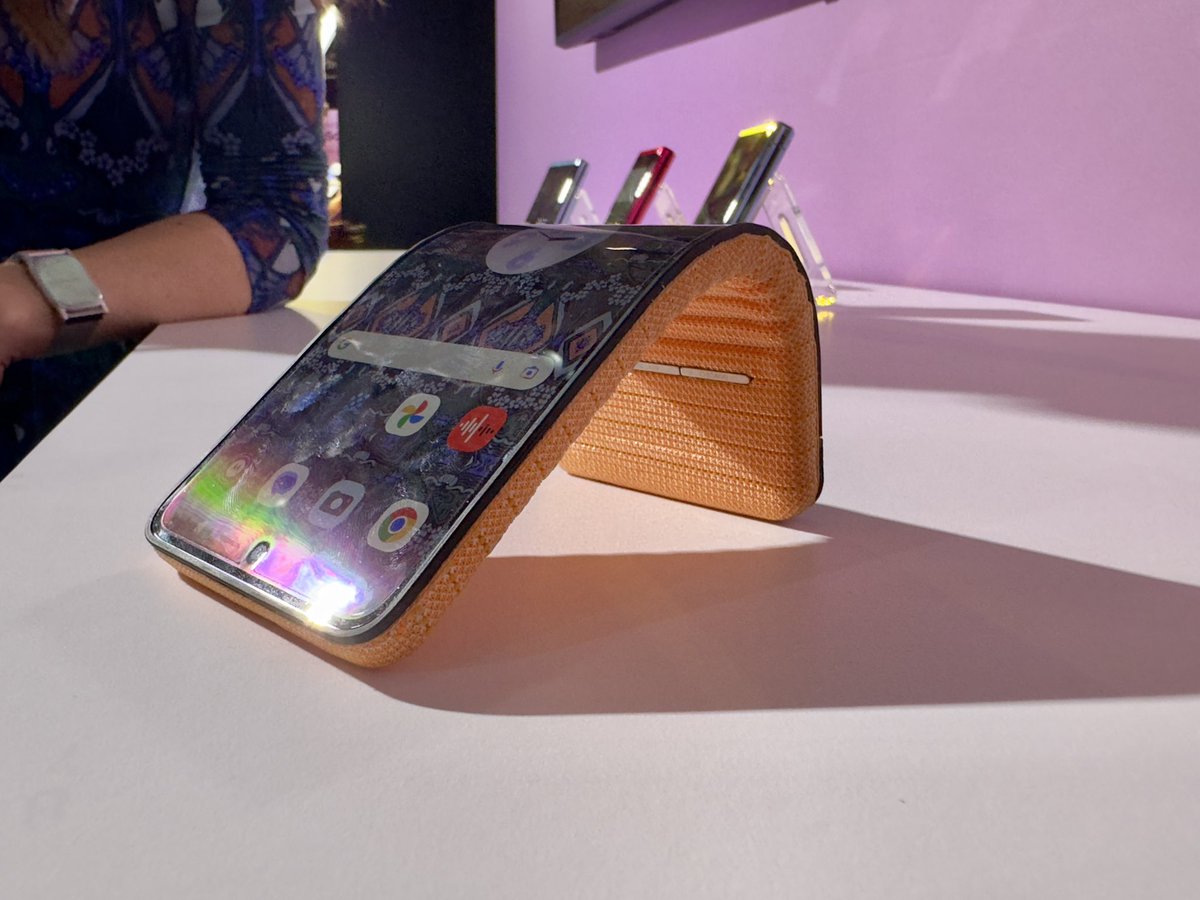 This concept uses the same flexible display from the RAZR and instead focuses on fixing the rigid frame of modern smartphones. 

The result is a fully functioning foldable and moldable @Moto handset. 
#LenovoTechWorld #LenovoIN