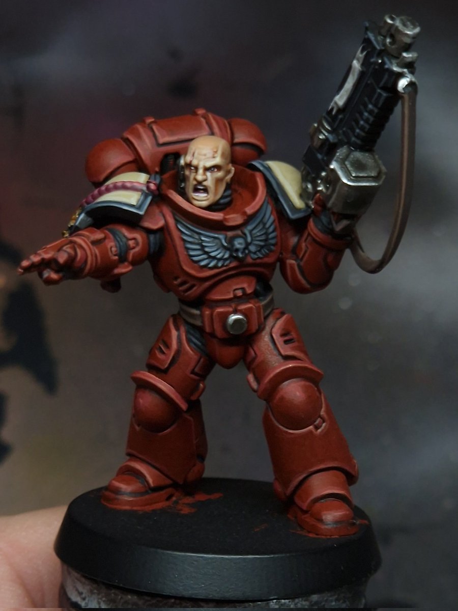 Working on my next tutorial - Blood Ravens! Why are eyes so hard!

#WarhammerCommunity #PaintingWarhammer #warhammer #40k #dawnofwar