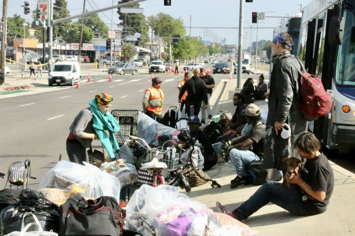 knxpete's tweet image. #HomelessCleanup City of LA/Culver City joint effort to clear 75 tents &amp;amp; shelters from Venice Blvd, Globe, Tuller Aves. 50 plus unhoused agree to give up unmanageable possessions in return for shelter/services thru LA Inside Safe Program. @knxnews