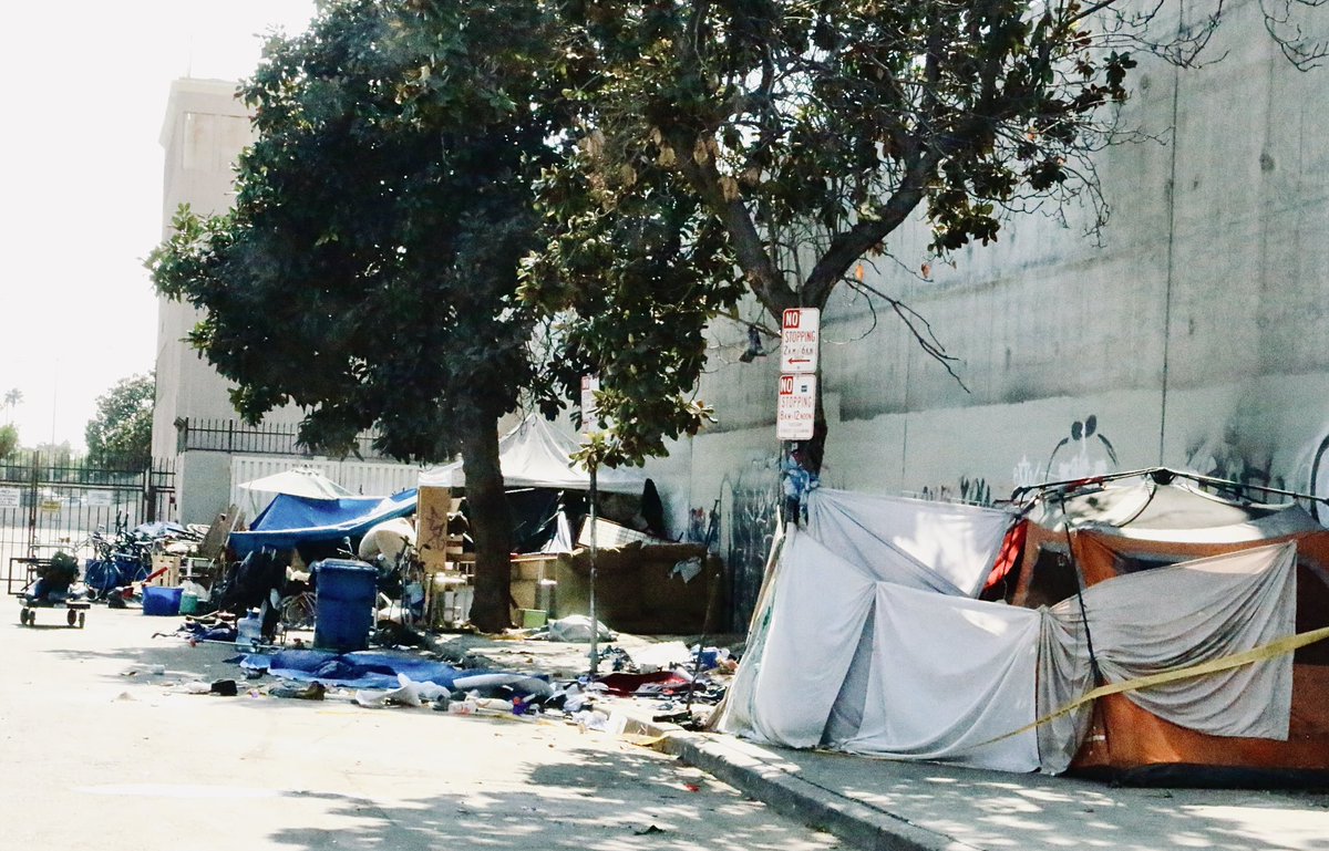 knxpete's tweet image. #HomelessCleanup City of LA/Culver City joint effort to clear 75 tents &amp;amp; shelters from Venice Blvd, Globe, Tuller Aves. 50 plus unhoused agree to give up unmanageable possessions in return for shelter/services thru LA Inside Safe Program. @knxnews
