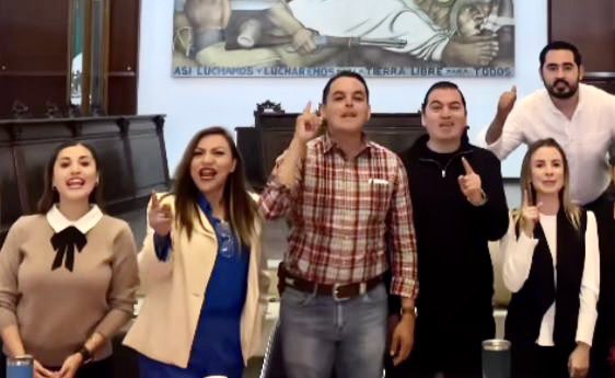 ChuckyTerrones's tweet photo. @tonomorales_7 querido ya te perdoné por gritarme en pleno Cabildo todo lo que nos robamos mi amante el Wero Aispuro y yo te voy a apoyar en tu campaña
Vergüenza la tengo pero hay que tener memoria querido es muy importante la memoria https://t.co/lX5Zgvc3OI