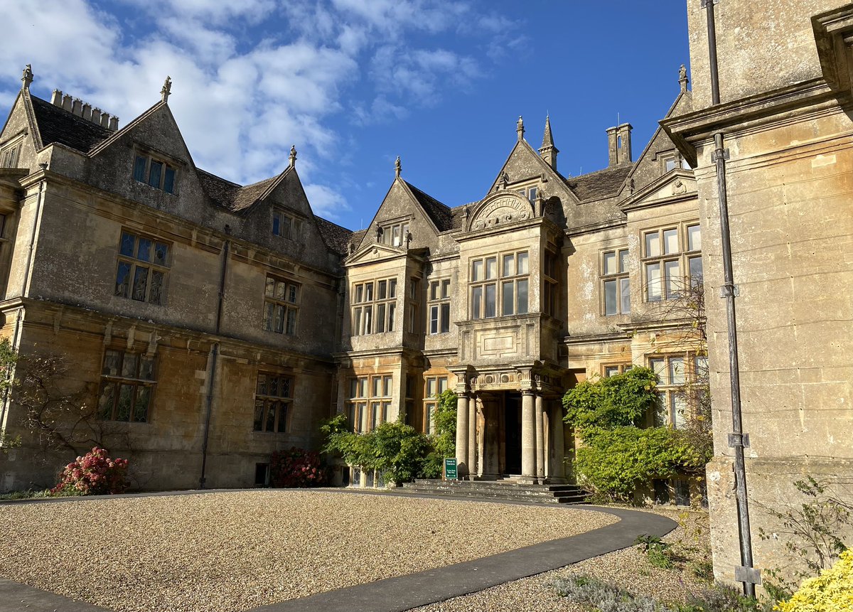 serendipity1952's tweet photo. Corsham Court, Wiltshire. Built 1582 by Thomas Smythe. Bought by Paul Methuen 1745 whose picture gallery displays fine art largely inherited from his uncle, the diplomat Sir Paul Methuen, Both the gallery and the park are by Capability Brown. https://t.co/WjvuWRW2Ue