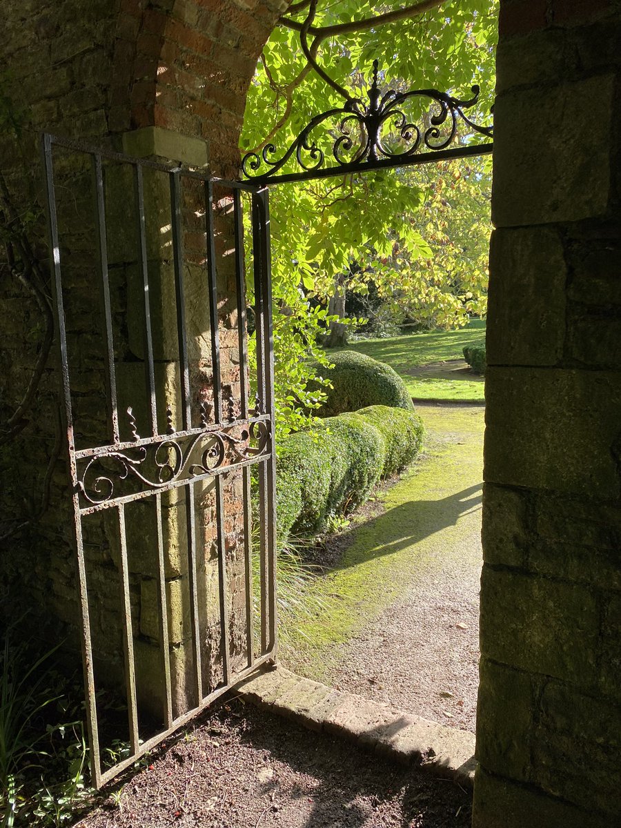 serendipity1952's tweet photo. Corsham Court, Wiltshire. Built 1582 by Thomas Smythe. Bought by Paul Methuen 1745 whose picture gallery displays fine art largely inherited from his uncle, the diplomat Sir Paul Methuen, Both the gallery and the park are by Capability Brown. https://t.co/WjvuWRW2Ue