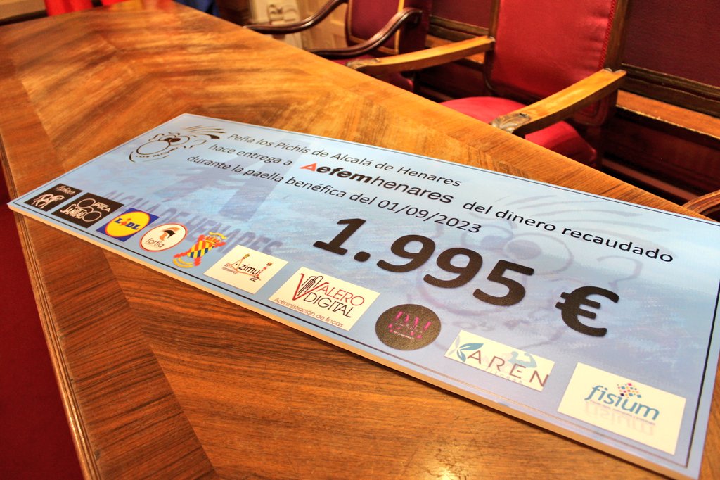 AytoAlcalaH's tweet photo. FIESTAS |
👥 La alcaldesa @JudithPiquet, los concejales @AntonioSalda92 y @esther_d_andres, así como otros miembros de la corporación municipal, han participado en el acto de entrega del cheque solidario que la Peña @Pichis_Alcala ha entregado a la 'Federación de Enfermos de Esclerosis Múltiple del Corredor del Henares' @aefemhenares. 

🤗 Enhorabuena a todos los miembros de la Peña por su esfuerzo, y a las empresas solidarias que colaboraron con ellos en su 'Paella Benéfica':
- Clínica Fortia Fisioterapia 
- Azimut
- Lidl
- Valero Digital (Administración de Fincas)
- Óptica Santiago
- Clínica Fisium
- Karen Fitness
- Daniela Moreno Psicoterapeuta 
- Babieca
- UME (Unidad Militar de Emergencias).

#AlcalaConLasPeñas #AlcalaDeHenares