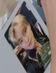 lovechankkura's tweet photo. apparently, streets are saying that there's a manufacturing error about DINO seventeenth heaven 5:26 AM ver pc (the one where he doesn't hold the telephone) since there's almost no kr, jp, &amp; even chn carats posting about it &amp; not a single clear scan has been found since release https://t.co/ezCQSScrHU