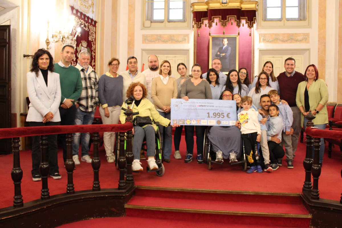 AytoAlcalaH's tweet photo. FIESTAS |
👥 La alcaldesa @JudithPiquet, los concejales @AntonioSalda92 y @esther_d_andres, así como otros miembros de la corporación municipal, han participado en el acto de entrega del cheque solidario que la Peña @Pichis_Alcala ha entregado a la 'Federación de Enfermos de Esclerosis Múltiple del Corredor del Henares' @aefemhenares. 

🤗 Enhorabuena a todos los miembros de la Peña por su esfuerzo, y a las empresas solidarias que colaboraron con ellos en su 'Paella Benéfica':
- Clínica Fortia Fisioterapia 
- Azimut
- Lidl
- Valero Digital (Administración de Fincas)
- Óptica Santiago
- Clínica Fisium
- Karen Fitness
- Daniela Moreno Psicoterapeuta 
- Babieca
- UME (Unidad Militar de Emergencias).

#AlcalaConLasPeñas #AlcalaDeHenares