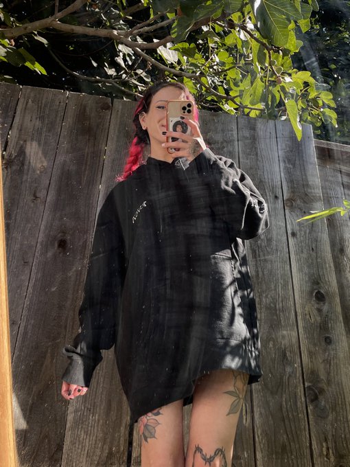 on or off? 🤭 https://t.co/LGlg1cdJQ0