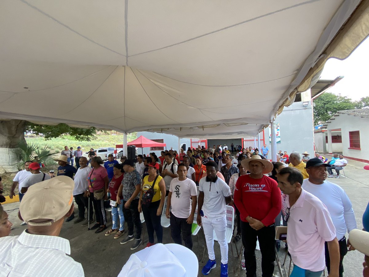 Minpescave2's tweet photo. #LaGuaira 24 pescadoras y pescadores que conformarán las 11 comisiones nacionales del Gran Congreso Capítulo Pesca y Acuicultura fueron acreditados para avanzar en la construcción de la agenda productiva 2030+

¡Juntos definamos el futuro! 

@NicolasMaduro 
@Jcloyo 
#5VecesSi https://t.co/aRUKeC3psp