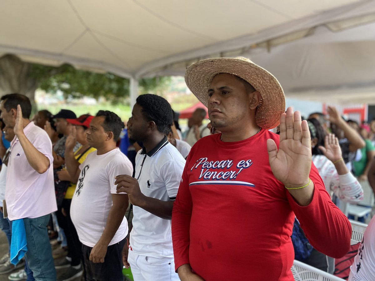 Minpescave2's tweet photo. #LaGuaira 24 pescadoras y pescadores que conformarán las 11 comisiones nacionales del Gran Congreso Capítulo Pesca y Acuicultura fueron acreditados para avanzar en la construcción de la agenda productiva 2030+

¡Juntos definamos el futuro! 

@NicolasMaduro 
@Jcloyo 
#5VecesSi https://t.co/aRUKeC3psp