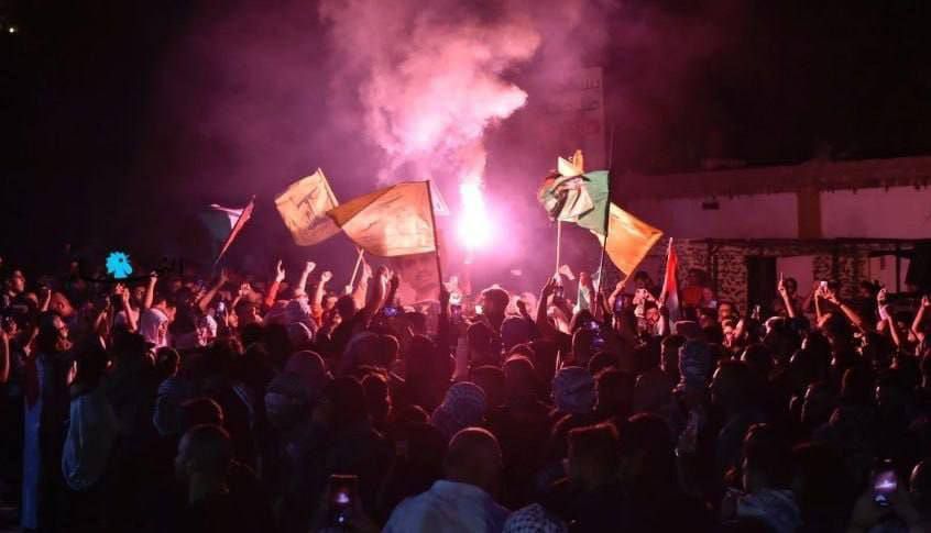 TaoufiqTahani's tweet image. Des Libanais manifestent contre la guerre à Gaza devant l'ambassade de France au Liban.
@EmmanuelMacron provoque l'ensemble du monde arabe en s'alignant sur les positions de son "cher Bibi".
Macron est le Président le plus irresponsable de la cinquième République. C'est un danger