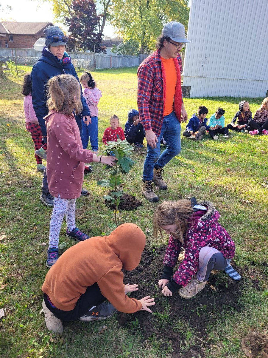 Merci À Mme Spiller et à St-Clair Region Conservatory Authority pour cette belle activité aujourd'hui. Les élèves du cycle primaire ont planté des arbres à l'école.
