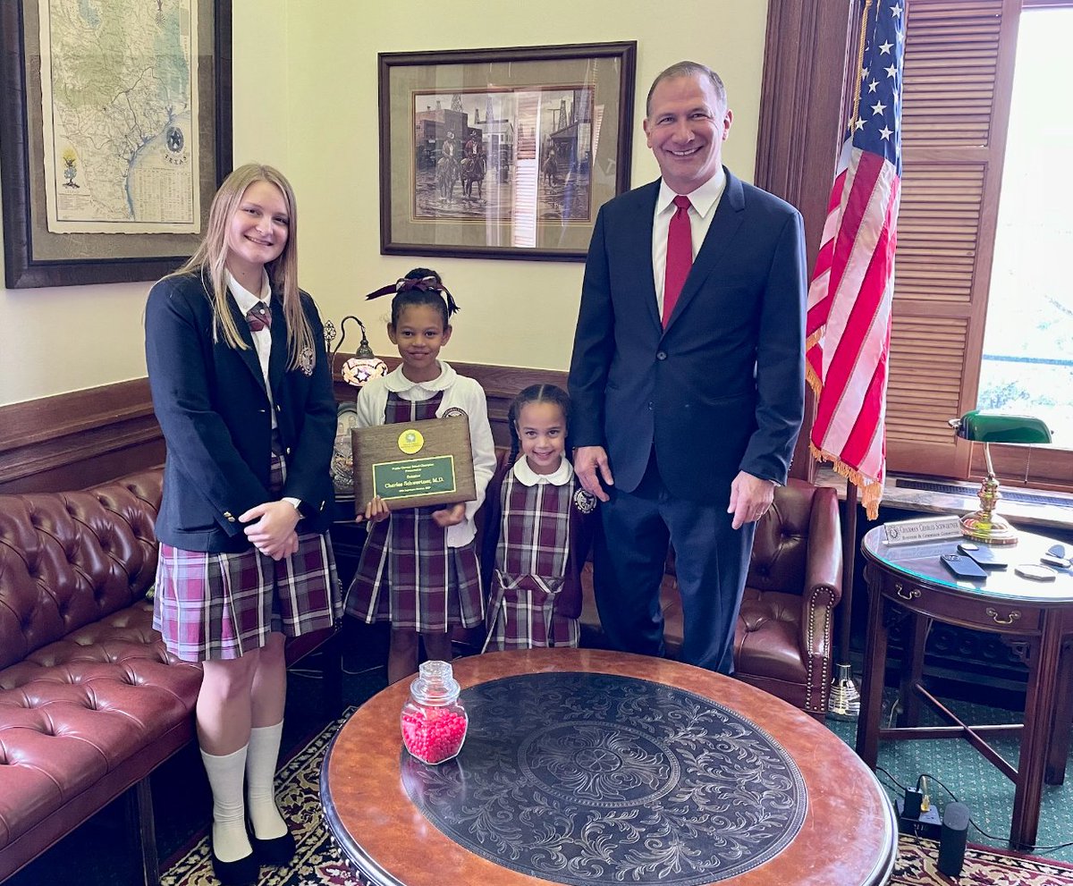 On behalf of @TPCSAnews, @ILTexasSchools presented TX Sen. Charles Schwertner the 'Charter Champion' Award for his support of charter schools and the education we provide. Thank you @DrSchwertner for welcoming our students from College Station!