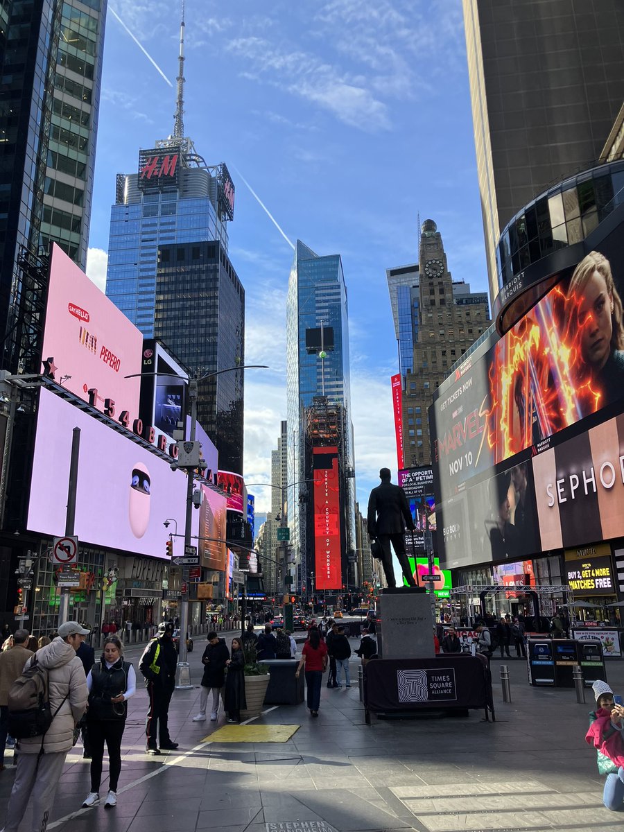 Time Square. 17 October 2023. Three of my digital artworks exhibit by Plogix Gallery. I love New York ❤️
#digitalart #meditation #artwork #Yogainspiration #nature #plogixgallery #artboxproject #nft #art #artist #NewYorkCity #miami