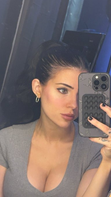 Literally a whole different human without my bangs haha 😅😳 https://t.co/IwHEvsKNI1<a href="/tag/starwars"class="tags"><span>#starwars</span></a><a href="/tag/may4th"class="tags"><span>#may4th</span></a><a href="/tag/may4thbewithyou"class="tags"><span>#may4thbewithyou</span></a>