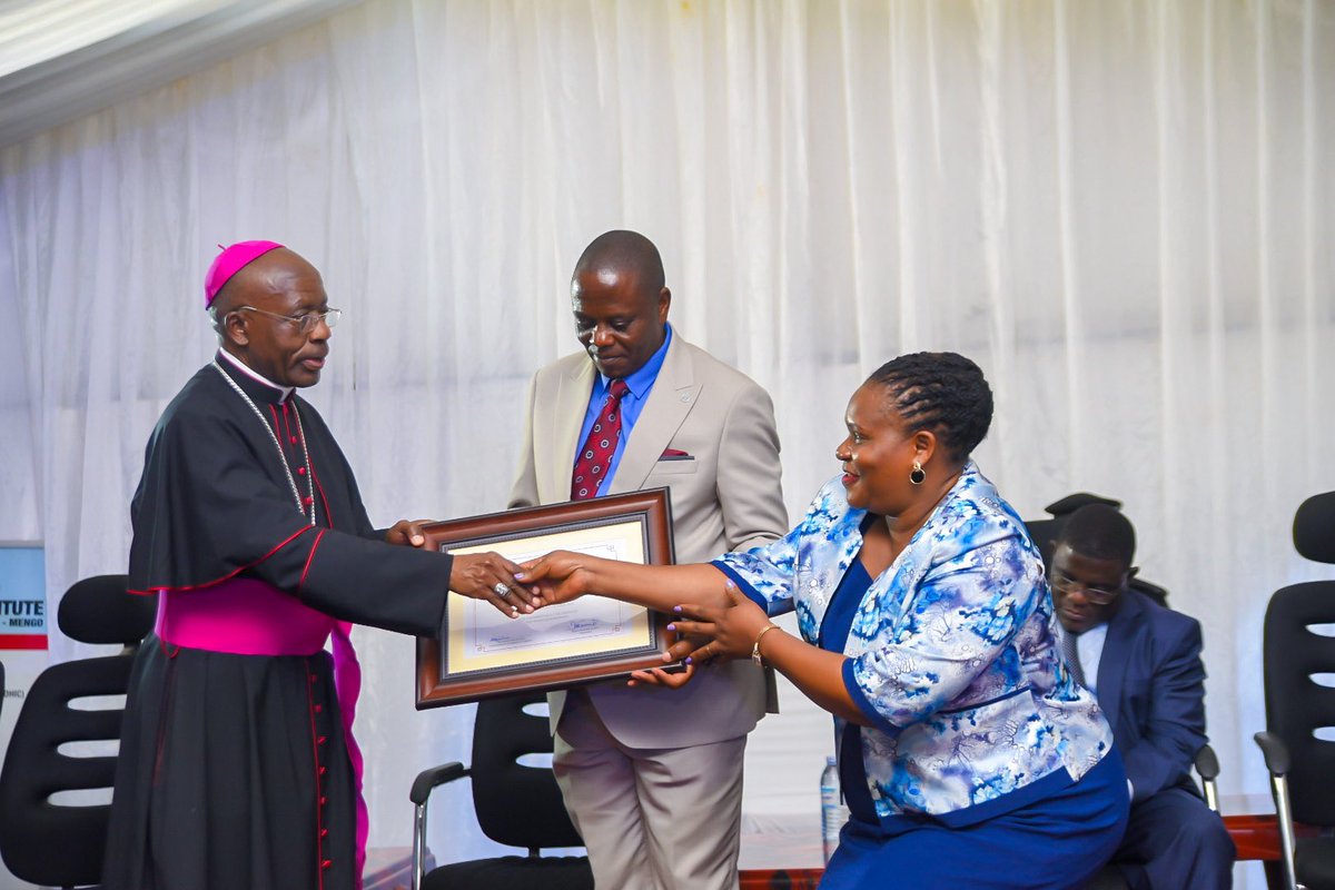 awamala33's tweet photo. 24 Mukulukusabitungotungo 2023
Mengo,Abakulembeze n'abakozi ba Buganda Royal Institute bategekedde akabaga akanneebaza  emirimu gyekoledde ettendekero lino.
Oweek. Prof. Dr. Twaha Kaawaase yabadde omugenyi Omukulu ku mukolo guno. Yebaziza enkulaakulana etukidwako. https://t.co/Rak2151sCN