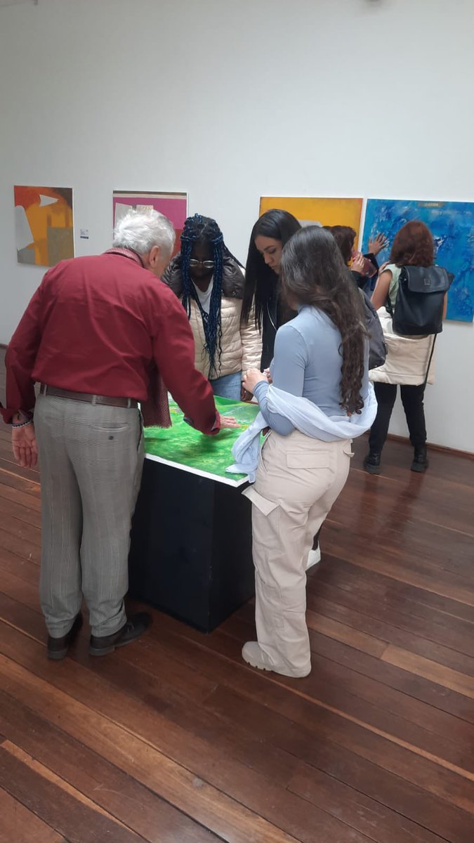 📣Estudiantes de 4 semestre de la clase de métodos cualitativos de la <a href="/EscuelaGobFigri/">Escuela de Gobierno FIGRI</a> visitaron la exposición Arte al Tacto del maestro Rodolfo Castillo Grau, esto para comprender cómo involucrar con los sentidos a las diferentes poblaciones en los proyectos con las comunidades.