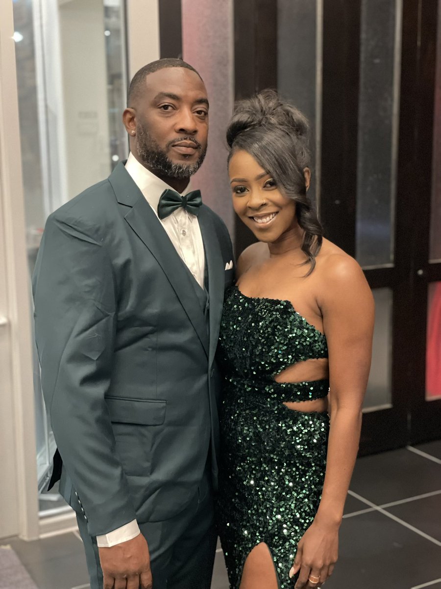 beeslov3hon3y's tweet image. 20 years later…and still PRESSURE‼️ #DvilleAlum #Classof2003 #20yrReunion #CommitteeTeam 💙🐾❤️🐾💙🐾❤️🐾💙🐾❤️🐾💙