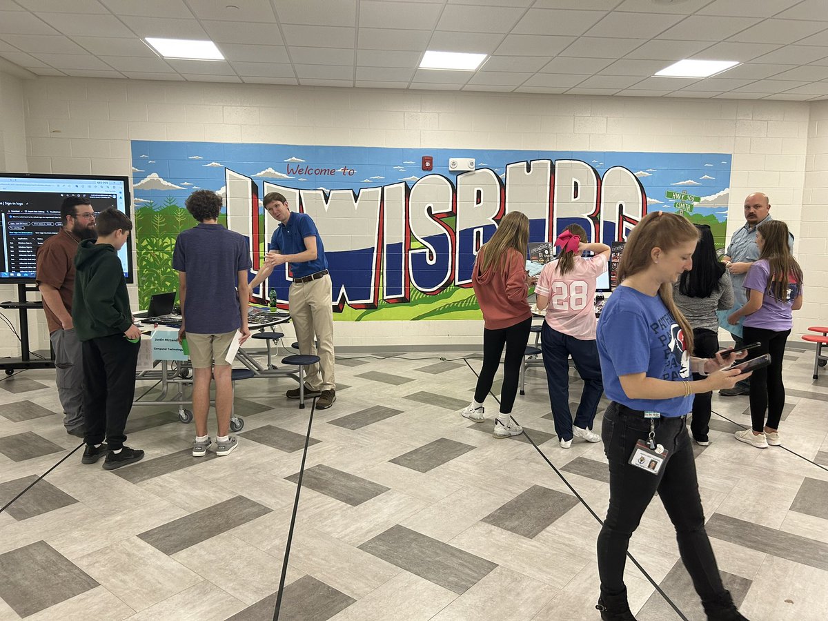 arbarker23's tweet photo. @counselors_LMS  are amazing! Career fair was so interesting and educational for the 8th graders today! #LMSPats 💙❤️ https://t.co/m93aB3iFYg