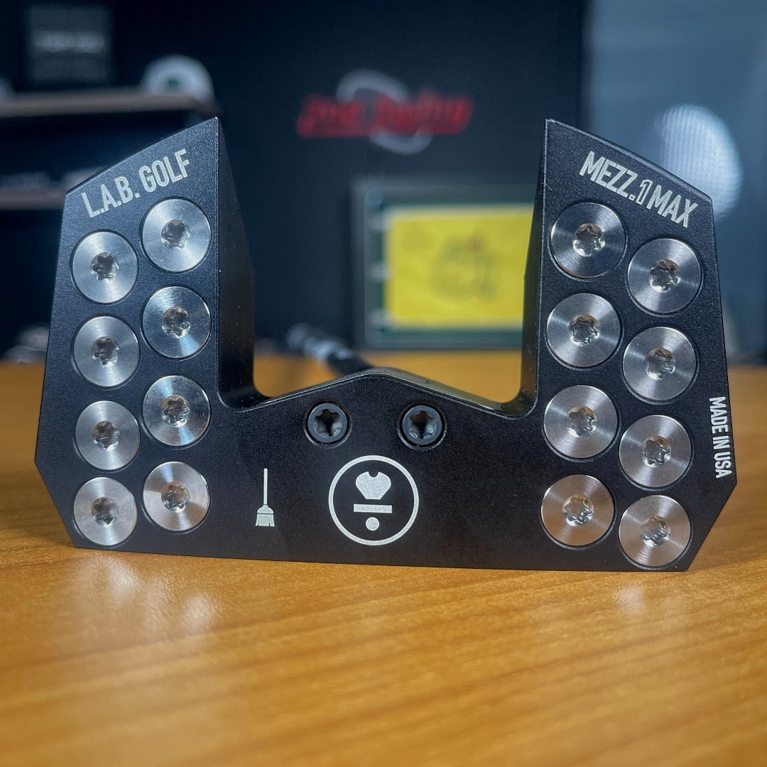 2ndSwingGolf's tweet image. Check out this week's stunning #TradeInTuesday find! 😍

This @labgolfputters  MEZZ.1 Max Broomstick - the same model favored by golf pros Adam Scott and Lucas Glover was recently traded in! ⛳ 

Now available online! bit.ly/3Frihk2
#labgolf #2ndswinggolf #golf