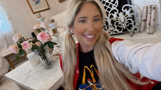 Hope your day is going well! https://t.co/TjVxaOcBy8<a href="/tag/merch"class="tags"><span>#merch</span></a>